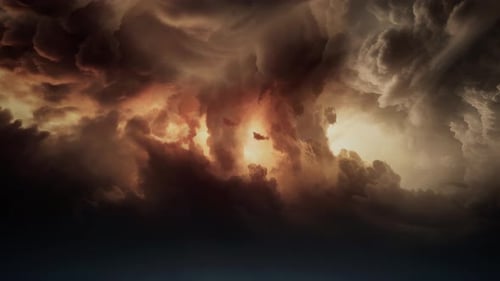 Feuriger oranger Sturmhimmel, apokalyptische Wolkenformation