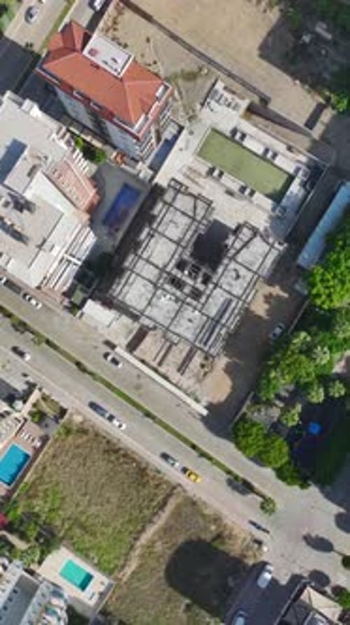 Equipos de vídeo verticales que trabajan simultáneamente en acabados de piedra, fachadas y estructuras metálicas