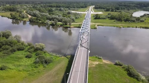 Vista aérea de un puente de transporte de hormigón armado sobre un río ancho