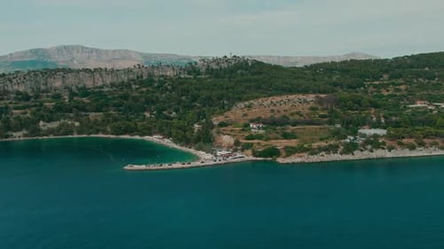 Costa da Croácia, praias aéreas, águas azuis, natureza, férias limpas e ensolaradas