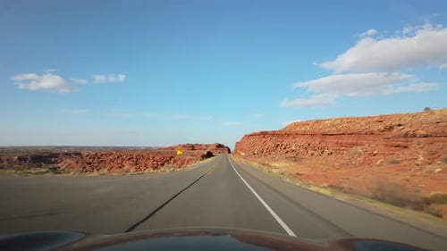 Fahrt durch das Monument Valley mit malerischen Ausblicken auf Arizona und Utah