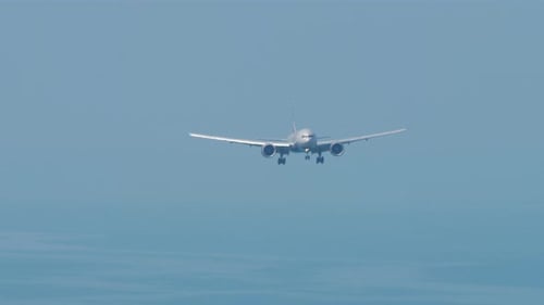 Düsenflugzeug fliegt Vorderansicht
