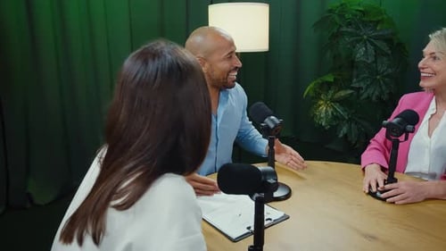 Professionelle Podcaster nehmen Interview auf