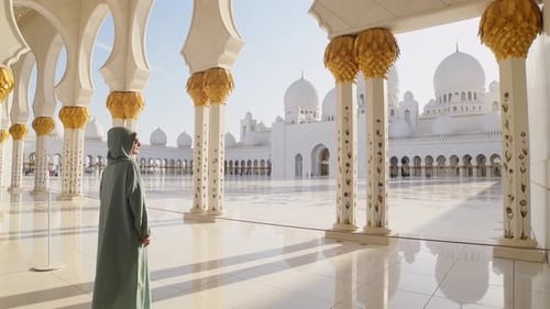 Besuchen Sie den Touristenstand und genießen Sie die wunderschöne Moschee
