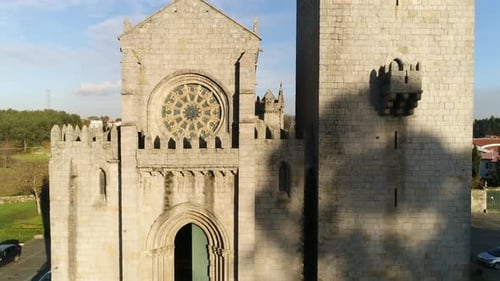 Luftdrohne über einer mittelalterlichen Fassadenkirche
