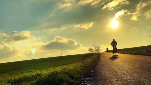 Fahrradfahren und Sonnenuntergang 6