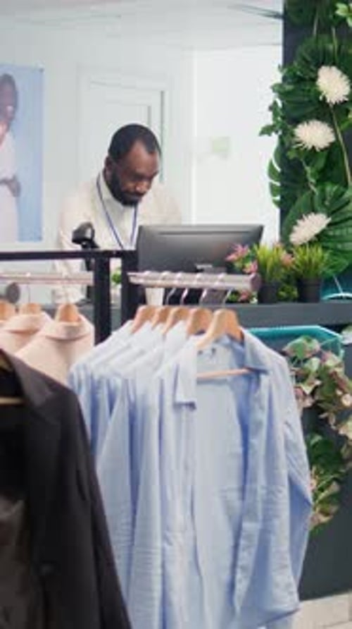 Vertikaler Video-Einzelhandelsassistent in einer Modeboutique