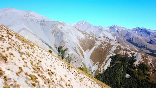 Vue aérienne estivale de la chaîne de montagnes Craigieburn, qui met en valeur la beauté naturelle de ses sommets