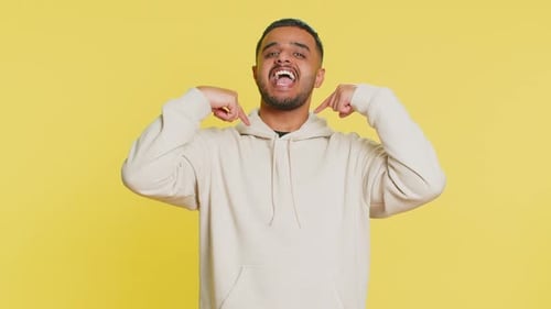 Aufgeregter indischer junger Gewinner ist sehr stolz und zeigt sich überglücklich über den Erfolg