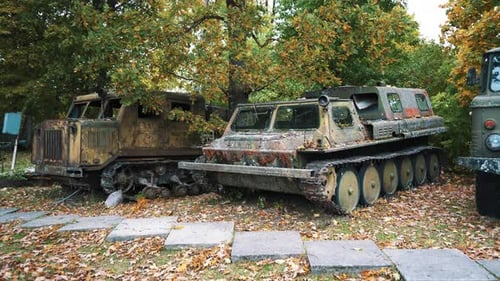 Gepolsterter gepanzerter Personentransporter. Alter sowjetischer russischer Militärfahrzeugtransport. Russisches Kampffahrzeug