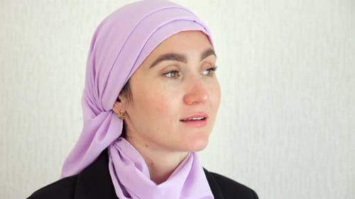 Muslimische Frau mit aufgeregtem Ausdruck schaut sich im Studio um