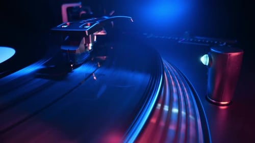 Moderner Plattenspieler, Drehscheibe, analoger Sound, Musik, Vintage-Ästhetik, LP, Cinemagraph, Seitenansicht