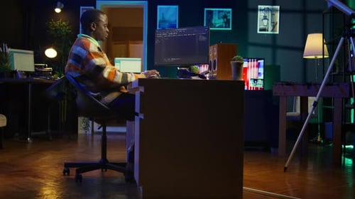 Programador en la oficina central que se concentra en encontrar errores mientras codifica