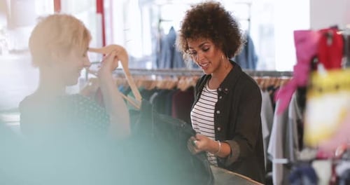 El cliente paga la ropa al finalizar la compra