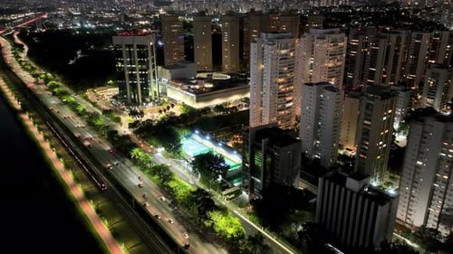 Paisagem noturna da rodovia Marginal Pinheiros em São Paulo, Brasil