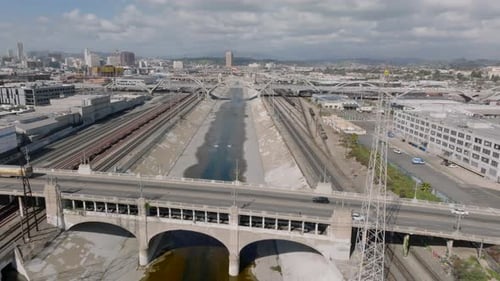 Fliegen Sie über den Fluss in einem Betonkanal, der durch ein Industrieviertel führt