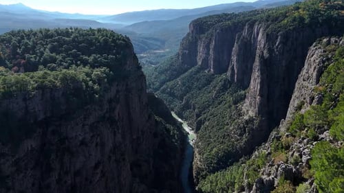 Malerischer Canyon mit einem gewundenen Fluss, der durch steile Klippen fließt