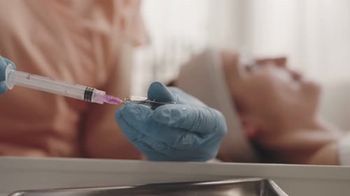 Cosmétologue professionnel préparant une seringue pour la procédure
