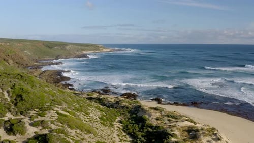 Vista aérea de drone sobre uma praia isolada na acidentada costa oeste da Austrália