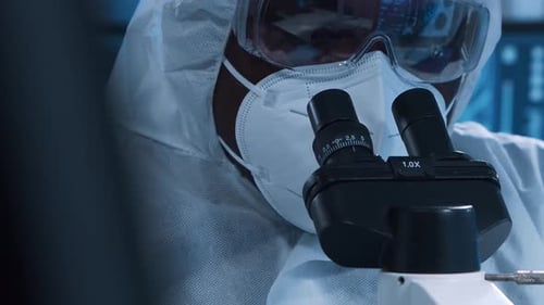 Wissenschaftliches Labor mit verschiedenen Forschungsgeräten Wissenschaftler führen Experimente durch