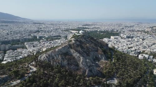 Vue panoramique aérienne d'Athènes sur le mont Lycabette le matin