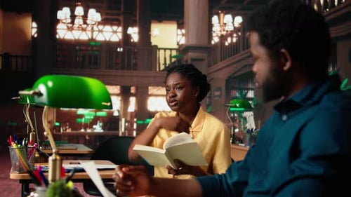 Des étudiants assidus récitent de la poésie ensemble à la bibliothèque du campus