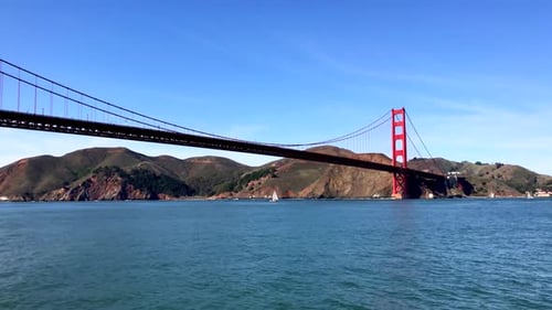 Vue par Drone sur l'eau du Golden Gate Bridge et des bateaux en dessous