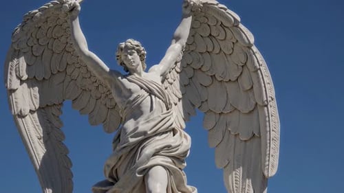 Eine majestätische Engelsstatue, die sich anmutig vor einem wunderschön klaren blauen Himmel erhebt