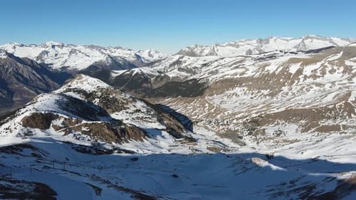 Visite aérienne de la station de ski d'Aramón Cerler. Superbe arrière-plan avec des montagnes enneigées