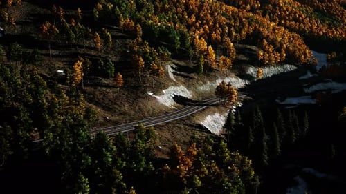 Uma vista aérea de uma estrada nas montanhas