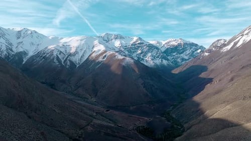 Vista aérea de montañas cubiertas de nieve en las estribaciones del norte de Chile, cerca de la mina Chellepin en Salam
