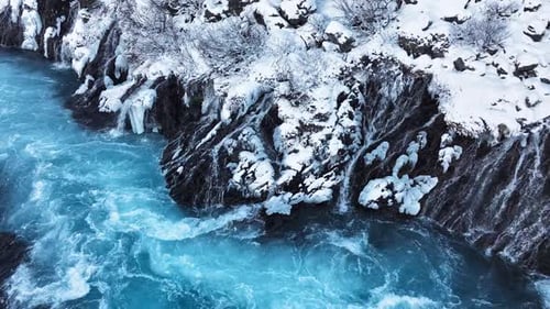 Unglaublicher Fluss mit türkisfarbenem Wasser und vielen kleinen Wasserfällen, die von einem Vulkanhügel herunterfließen