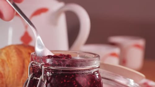 Confiture de framboises à cuisson avec sucre, marmelade bouillante, pot de confiture de framboises et de baies fraîches