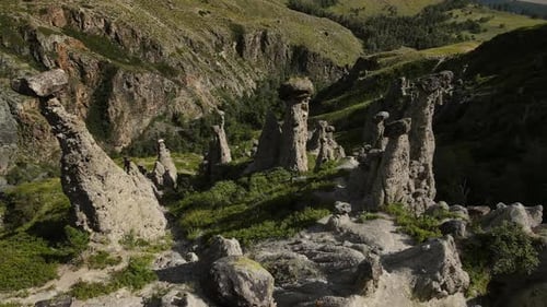 Luftaufnahme natürlicher Felsformationen, Steinpilze im Altai-Reservat