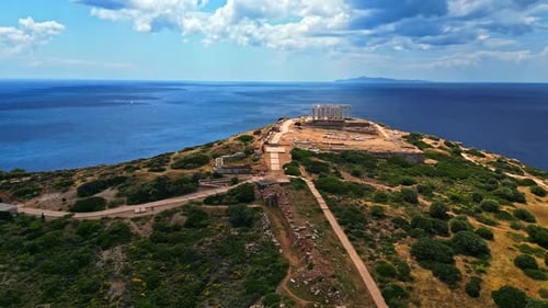 Temple de Poséidon sur le promontoire du cap Sounion à Lavreotiki, Attique orientale, Grèce. Prise de vue aérienne