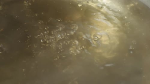 Nahaufnahme eines kochenden Suppentopfs. Sukiyaki oder Shabu
in einem Topf