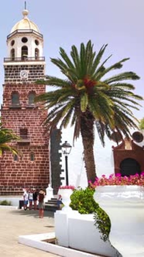 Glockenturm der Kirche von Teguise auf Lanzarote mit Palme