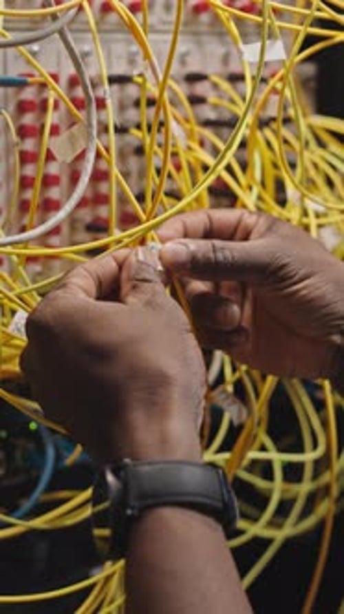 Engenheiro conectando fios no data center