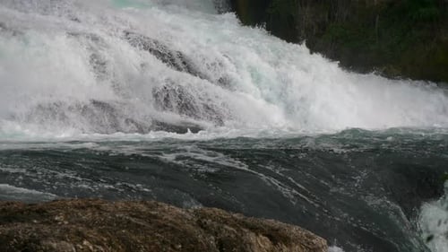 Flusswasserfall-Naturlandschaft mit reinem, sauberem Wasserkaskade, die herabfließt