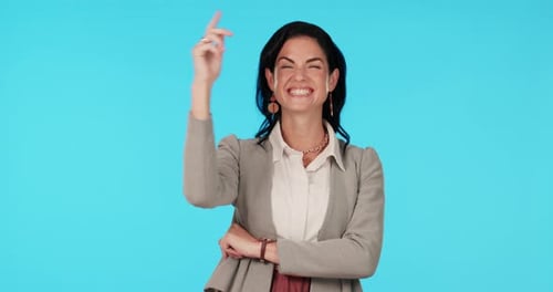 Rostro de mujer, presentación y señalamiento de una lista de información empresarial