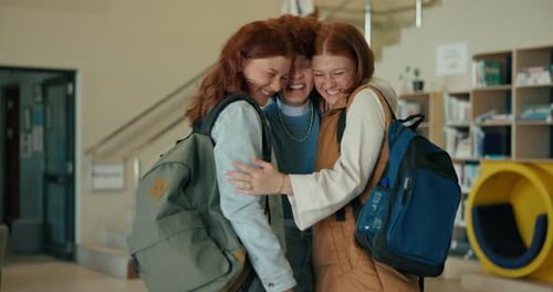 Garotas do ensino médio, em grupo e felizes se abraçam para se encontrarem, cumprimentarem e rirem juntas