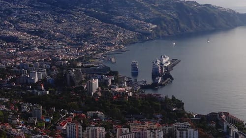 Vista aérea de los cruceros y acantilados del puerto de Funchal en Madeira