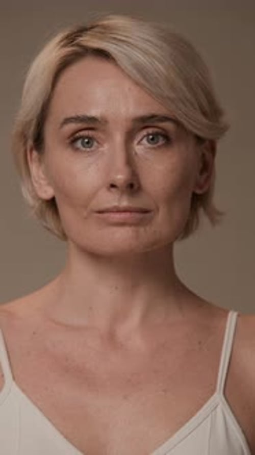 Femme caucasienne posant pour la caméra