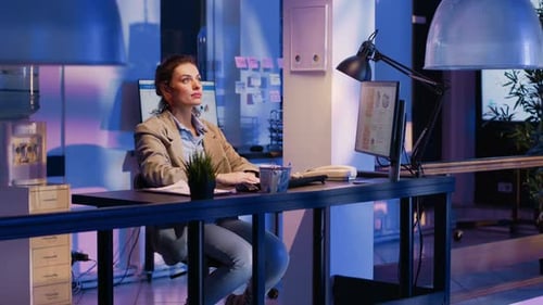 Femme d'affaires travaillant avec un hologramme dans un bureau de démarrage