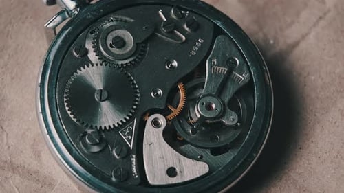 Uhrwerk dreht sich, Nahaufnahme, Detailansicht der inneren Stoppuhr
