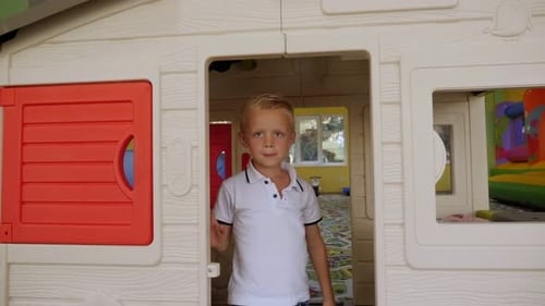 Porträt eines kleinen Jungen mit blonden Haaren in einem Kinderspielzentrum