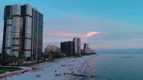 Foto aérea de los edificios de la ciudad de Naples, Florida, al atardecer