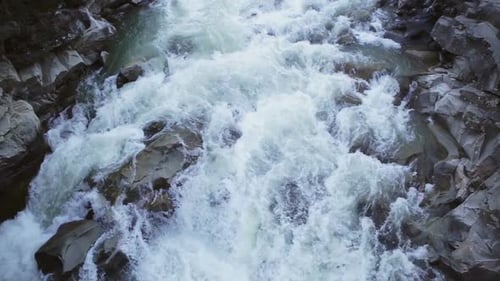Wunderschöne Landschaft, Fluss Prut und Wasserfall Probiy in den Karpaten in der Ukraine