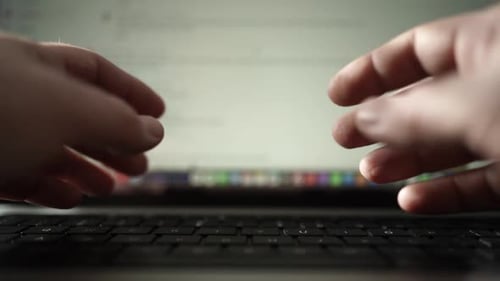 Mann arbeitet am Laptop auf dem Tisch