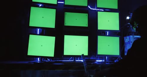 Um hacker masculino está usando um computador para hackear dados e exigir resgate das vítimas.